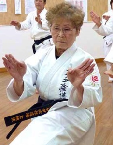 Tsuneko Machida, 4tº dan de 75 años. Empezó a hacer karate a los 63 años.